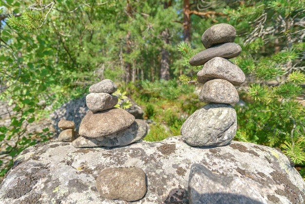 Piramide di pietre equilibrio instabile di oggetti di pietra stato idilliaco della natura