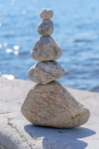 Piramide di pietre equilibrio instabile di oggetti di pietra stato idilliaco della natura