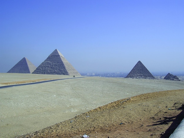 Photo pyramids of giza ancient egypt