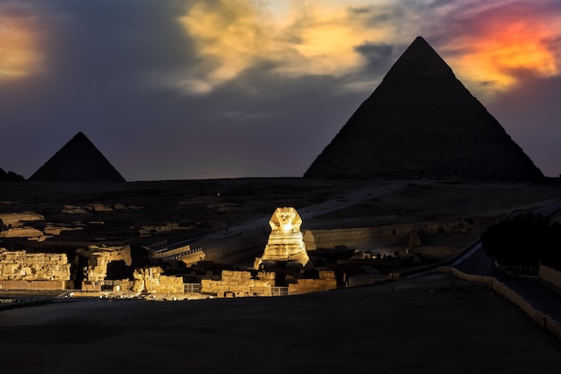 Le piramidi e la sfinge di sera mostrano le luci, giza.