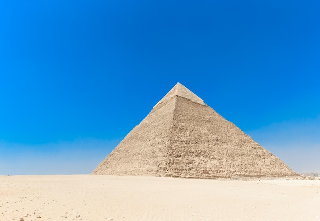 Piramidi con un bel cielo di giza al cairo in egitto