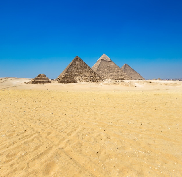 Photo pyramids with a beautiful sky