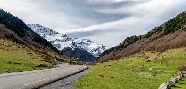 Photo pyrenees mountains frontera del portalet, huesca, aragon, spain