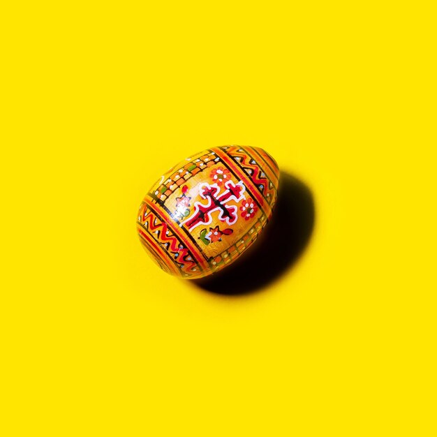 Pysanka uova di pasqua ucraine vintage su sfondo giallo