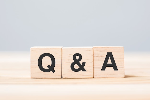 Q and A word with wood cube block. 자주 묻는 질문(FAQ), 답변, 질문하기, 정보, 커뮤니케이션 및 브레인스토밍 개념