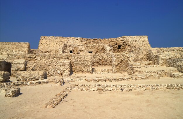 Photo qalat al-bahrain ancient fortification and capital of dilmun civilization manama bahrain