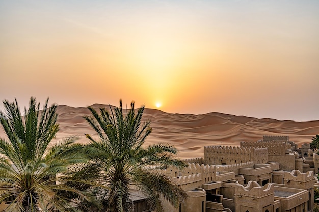 Foto qasr al sarab in liwa, al dhafra, abu dhabi, verenigde arabische emiraten bij zonsondergang