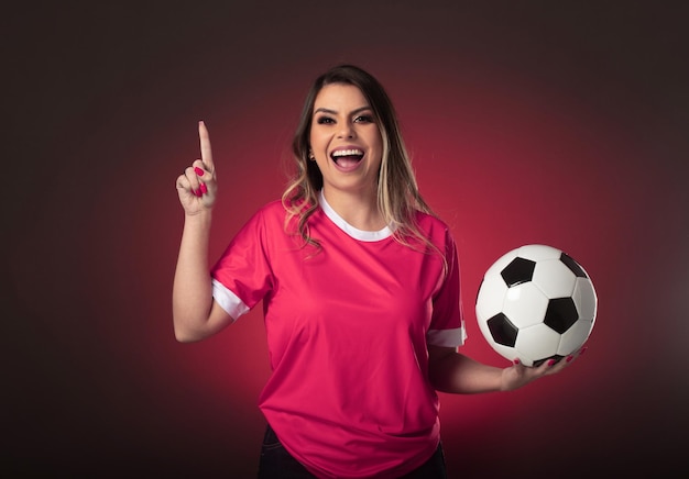 Qatar vrouw voetbalfan juichen voor haar favoriete club en team WK paarse achtergrond