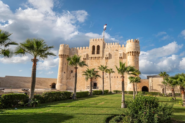 Замок Кайетбай посреди Александрийского моря, построенный на месте старого знаменитого маяка.