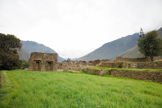 Photo qelloraqay inca archaeological site in the town of ollantaytambo cusco peru