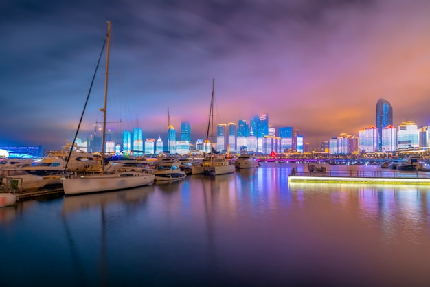 Причал яхты Qingdao Bay и городской архитектурный ландшафт