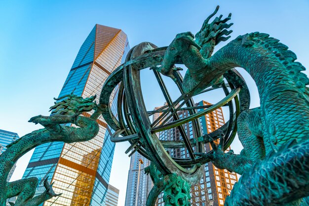 Foto piazza del centro città di qingdao drago cinese scultura e grattacielo