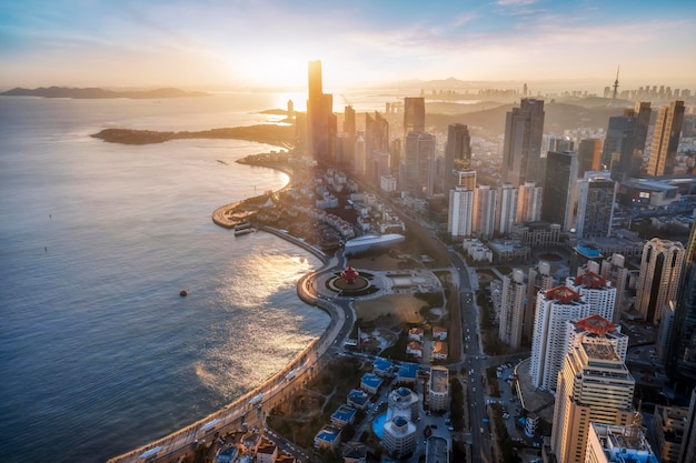 Fotografia aerea dell'orizzonte del paesaggio dell'edificio del centro finanziario di qingdao