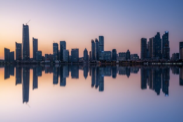 Qingdao kustlijn architectonisch landschap skyline panorama