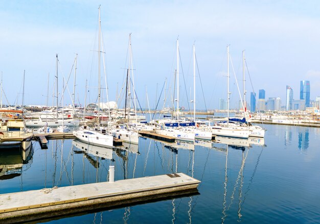 Qingdao Port prachtig uitzicht op de horizon en zeilen