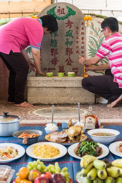 Qingming Festival (Qing Ming), Tomb-Sweeping Day