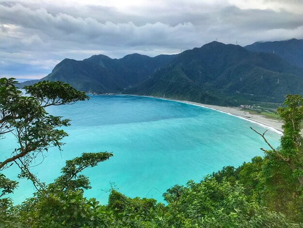 Фото qingshui cliff, тихоокеанское побережье и облачное небо в округе хуалянь, тайвань.