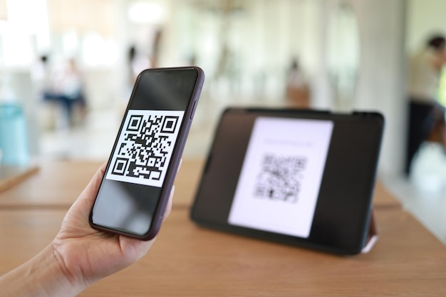 Qr-code betaling Vrouw scant QR-code online winkelen cashless technologie concept