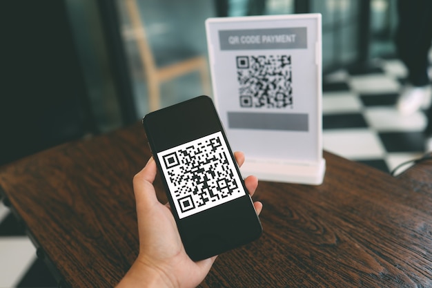 QR 코드 결제. E 지갑. 남자 스캔 태그는 money.scanning QR 코드 온라인 쇼핑 현금없는 지불 및 확인 기술 개념없이 디지털 지불을 생성합니다.