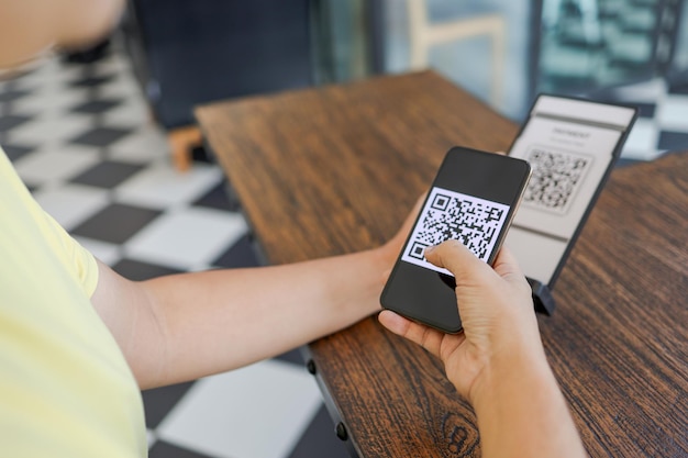 写真 qr コード決済 e ウォレット マン スキャニング タグが受け入れられました お金なしでデジタル支払いを生成します qr コードのオンライン ショッピング キャッシュレス決済と検証xa テクノロジー コンセプト