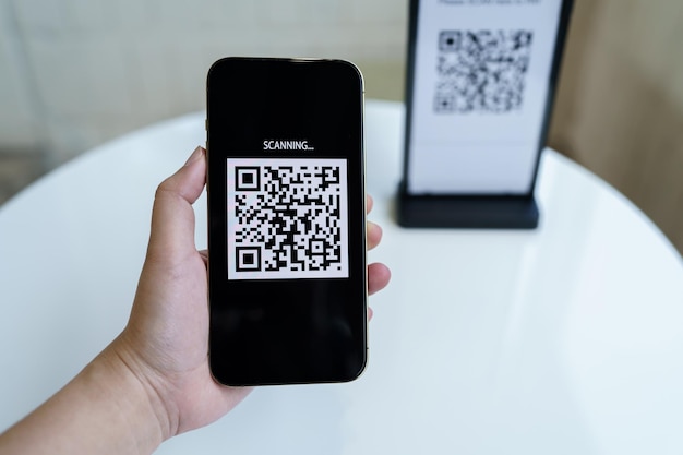 Foto qr code payment e wallet man scanner tag accettato genera pagamento digitale senza moneyscanning codice qr shopping online concetto di tecnologia di pagamento e verifica senza contanti