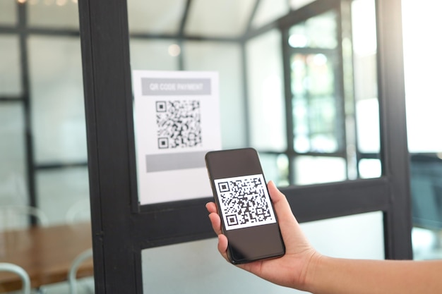 Оплата с помощью Qr-кода Электронный кошелек Человек сканирует тег, принятый для создания цифровой оплаты без сканирования денег QR-код, онлайн-покупки, безналичные платежи и проверка