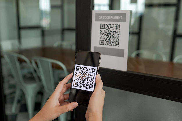 Оплата с помощью Qr-кода Электронный кошелек Человек сканирует тег, принятый для создания цифровой оплаты без сканирования денег QR-код, онлайн-покупки, безналичные платежи и проверка