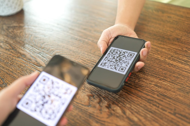 Qr コード決済 E ウォレット マン スキャニング タグが受け入れられました お金なしでデジタル支払いを生成します QR コードのオンライン ショッピング キャッシュレス決済と検証xA テクノロジー コンセプト