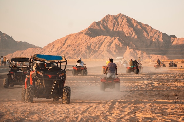 エジプト、砂漠のクワッドバイクサファリ。 ATVを運転するエジプトの砂漠を通るサファリ旅行。