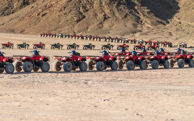 Foto quadbikes parcheggiati nel deserto