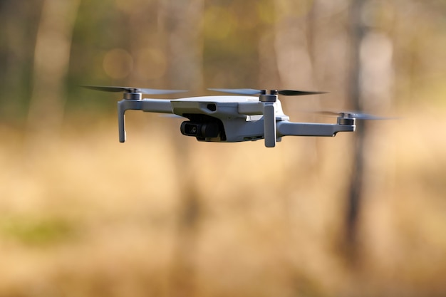 Quadcopter drone buiten vliegen