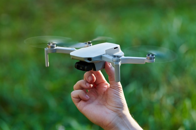 Quadcopter drone in de hand van de operator