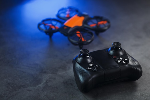 Foto drone quadricottero con controllo joystick e retroilluminazione al neon blu