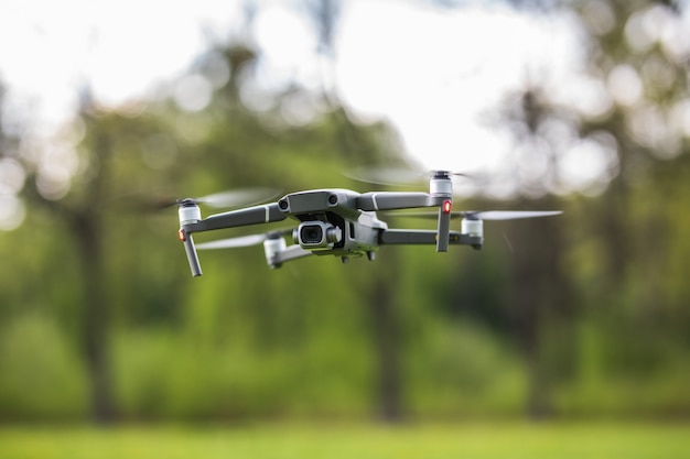 Quadcopter che vola nella foresta