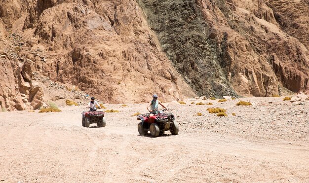 Quadricycle quad safari in Egypte. Vakantie activiteiten concept