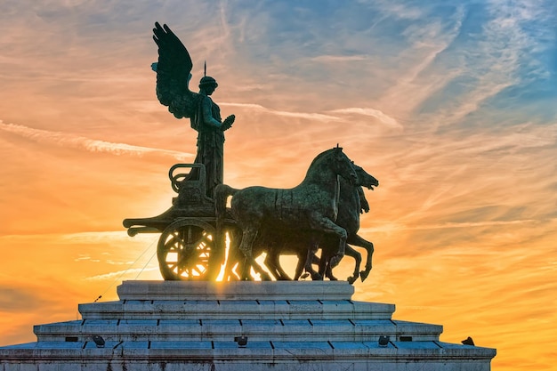 Quadriga della vittoria al monumento a vittorio emanuele in piazza venezia a roma in italia. al tramonto la sera.