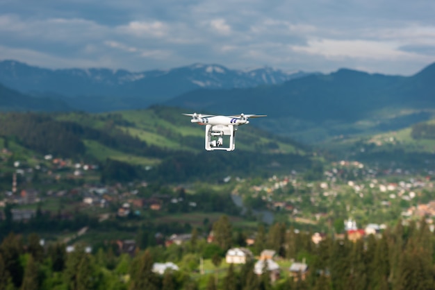 Quadrocopter vliegt hoog boven de aarde in de natuur