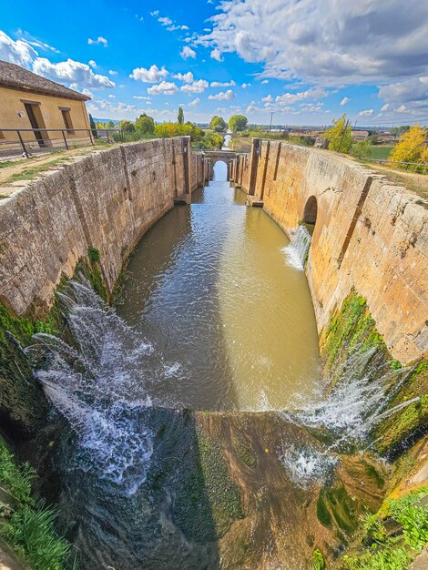 Foto quadrupla chiusura del canal de castilla nella provincia di fromista di palencia