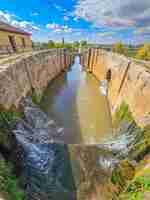 Photo quadruple lock of the canal de castilla in fromista province of palencia