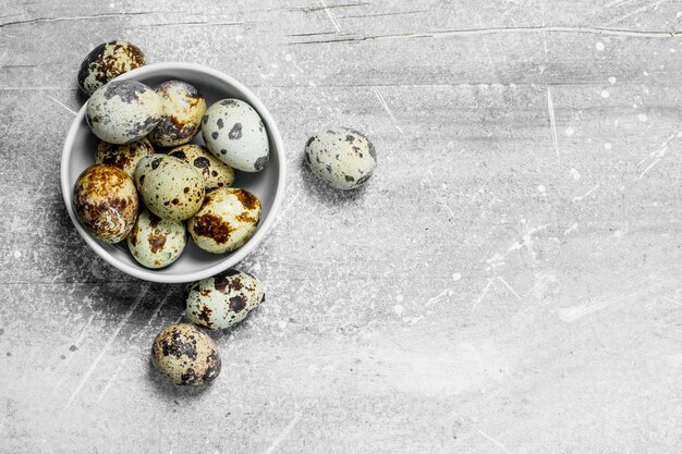 Photo quail eggs in the bowl