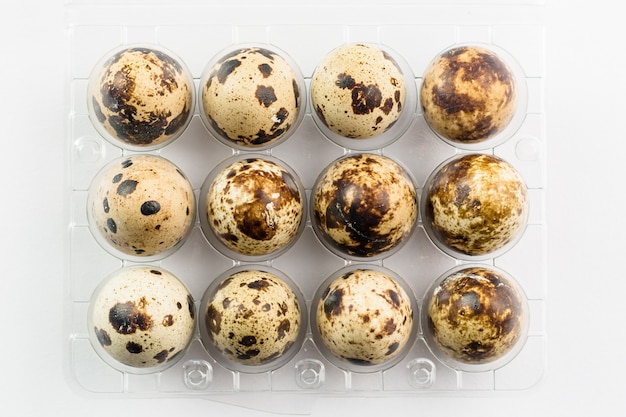 Фото Яйца перепелиные в полиэтиленовом пакете. органический продукт.
