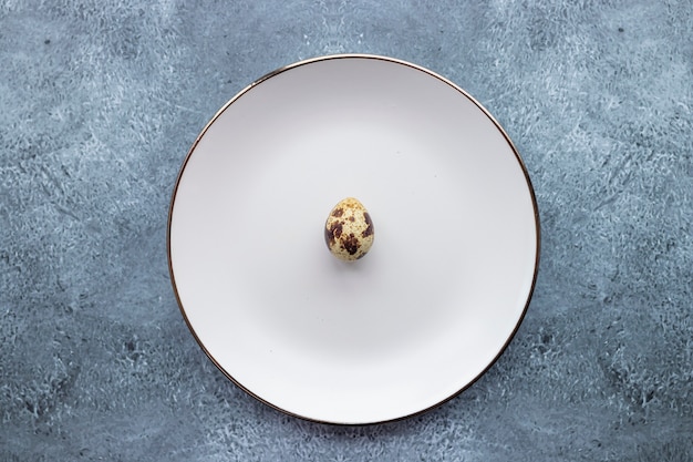 Foto uova di quaglia all'interno di un piatto decorativo e su uno sfondo