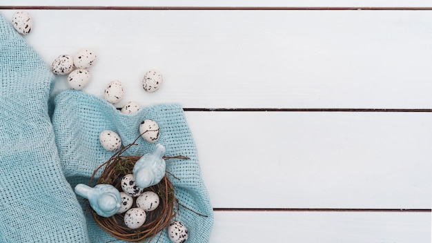 Photo quail eggs in nest on wooden table