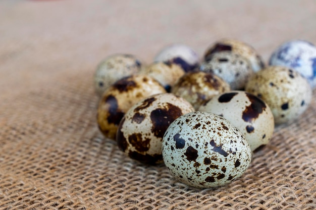 Фото Перепелиные яйца на джутовом полотенце, селективный фокус