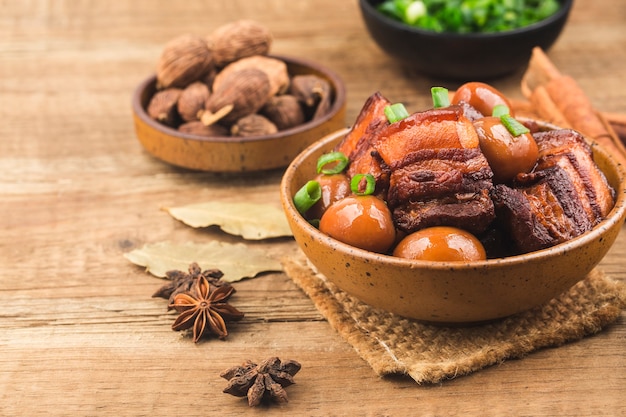 Stufato di uova di quaglia con pancetta di maiale (cibo cinese)