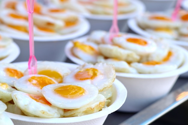 Перепелиные яйца на уличной еде
