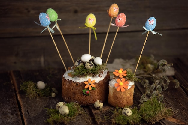 Фото Перепелиные яйца с вкусной выпечкой на деревянном фоне