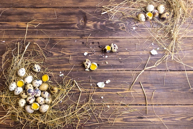 перепелиные яйца на деревянном фоне