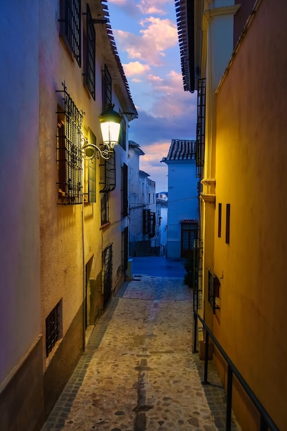 Photo quaint narrow alley at dusk in the andalusian village of velez rubio almeria spain