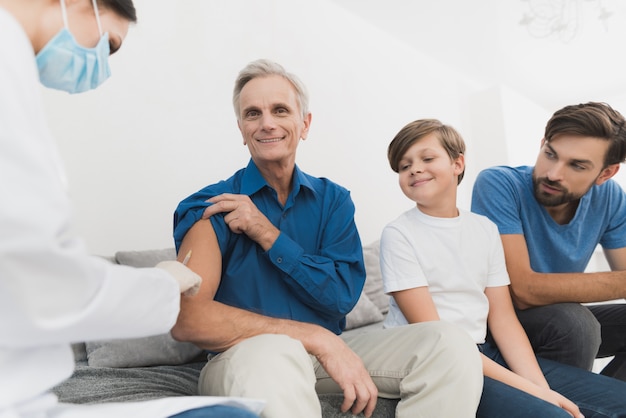 Qualified Doctor Injects Insulin To Elderly Man.